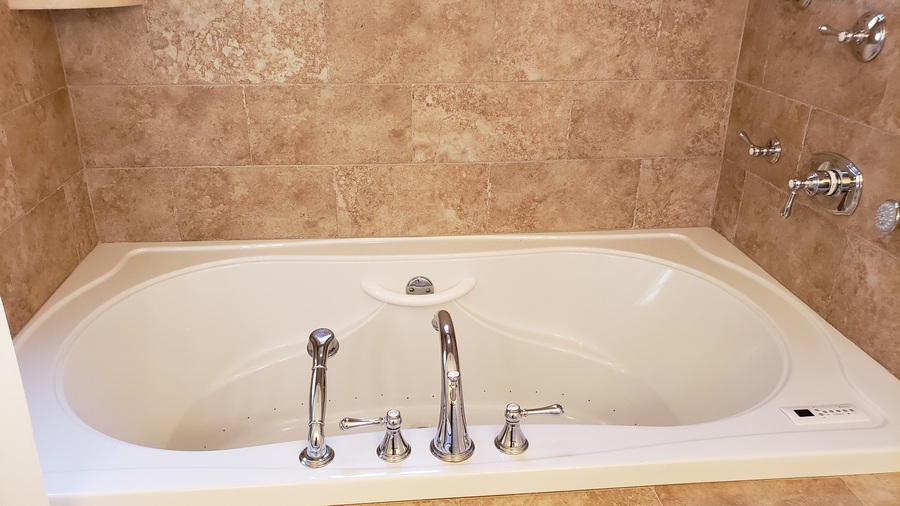 King Suite Spa Tub